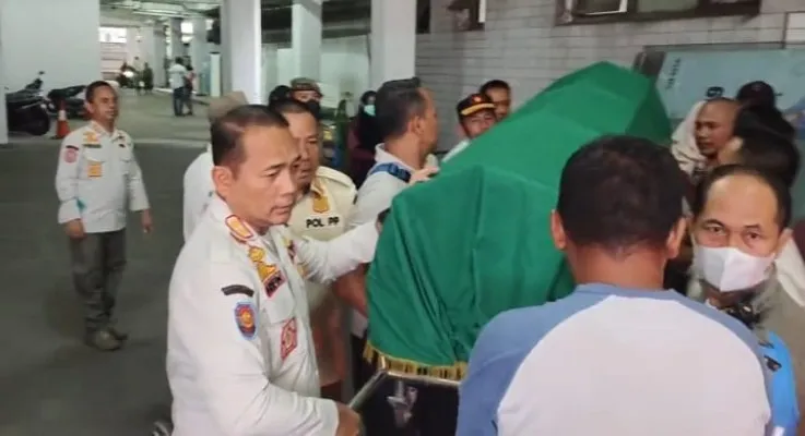 Kepala Satpol PP DKI, Arifin ikut mengurus jenazah korban tewas tertabrak mobil Satpol PP. (Ist)