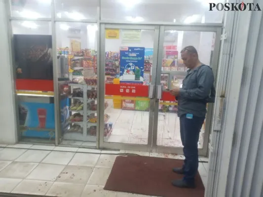 Polisi tengah melakukan olah TKP perampokan mini market di Bekasi. (Ihsan)