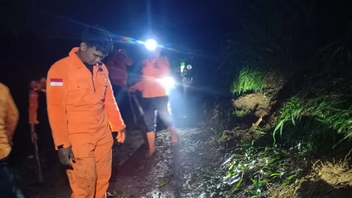 Petugas BPBD Kabupaten Bogor mengecek lokasi terjadinya longsor yang menewaskan Pasutri di Desa Petir. (Ist)