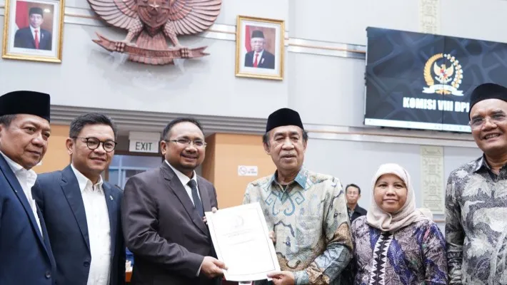 Menag Yaqut Cholil Coumas bersama DPR saat sepakati ongkos haji 2024. (ist)