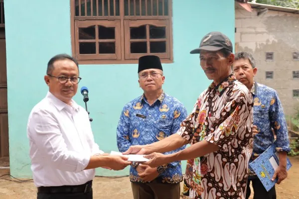 Penyerahan program rutilahu dari Korpri Kota Bekasi. ist