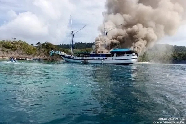 Kapal KLM Indosiren saat terbakar. (ist)