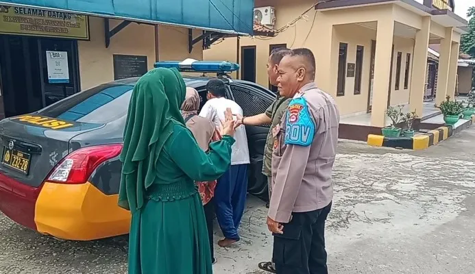 Teks foto : Personil Polsek Cikande saat membantu mengantarkan pulang keluarga pelaku curanmor penderita ODGJ. (ist)