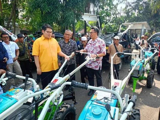 Anggota Komisi IV DPR, Ravindra Airlangga serahkan bantuan alat pertanian di Bogor. (Ist)