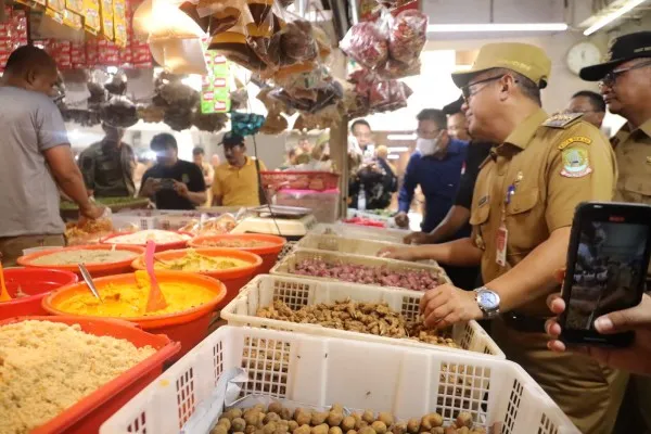 Pj Wali Kota Bekasi sidak ke Pasar Bantargebang cek stoock pangan jelang nataru. (Ist)