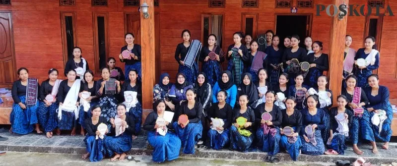 Teks foto : Puluhan perempuan Baduy usai melaksanakan pelatihan menenun. (haryono)