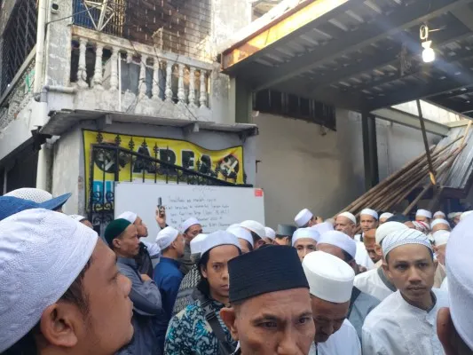 Suasana proses jenazah istri Habib Rizieq saat akan dibawa ke Megamendung, dari rumah duka di Petamburan, Jakpus. (Ist)