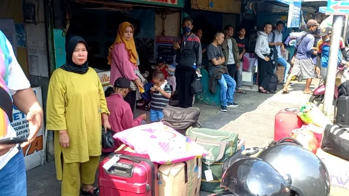 Teks Foto : Para pemudik di terminal Bekasi. (ihsan)