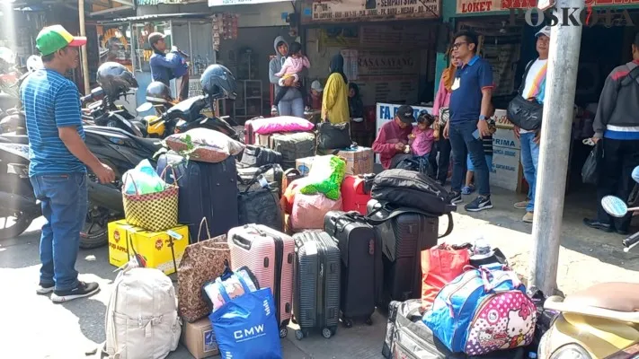 Teks Foto : Antusias warga di Terminal Bekasi. (ihsan)