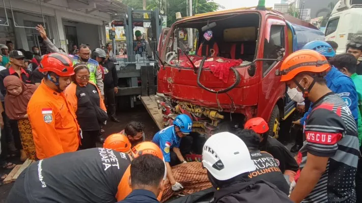 Teks Foto : Petugas saat evakuasi jasad korban kecelakaan di Siliwangi Bekasi. (ist)