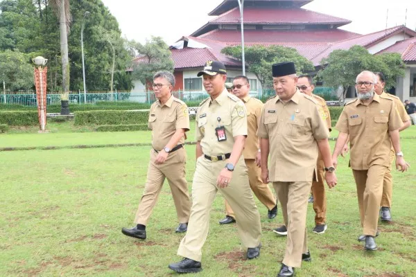 Pj Bupati Bogor Asmawa Tosepu (tengah).  (Panca Aji)