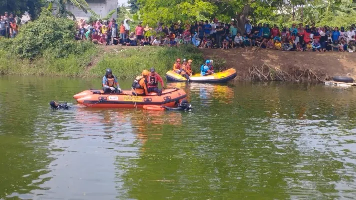 Tim SAR dan gabungan saat mencari korban tenggelam. (Ist)