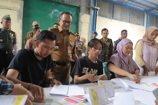 PJ Wali Kota Bekasi saat melihat proses pelipatan surat suara pemilu 2024. (Humas Pemkot).