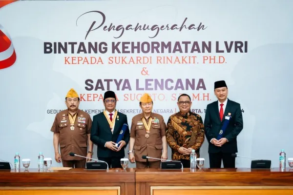 Foto: Stafsus Presiden RI Sukardi Rinakit meraih bintang kehormatan LVRI dan Satya Lencana Sucipto. (Ist.)