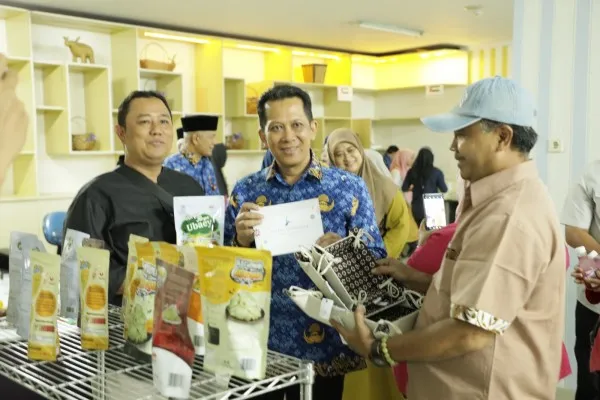 Pj Bupati saat meninjau produk UMKM di Gerai Tangerang Gemilang. (Foto/ist)