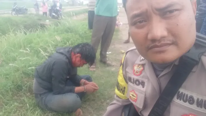 Tersangka Sofyan saat diamankan personil Polsek Ciruas setelah ditangkap warga mencuri motor. (ist)