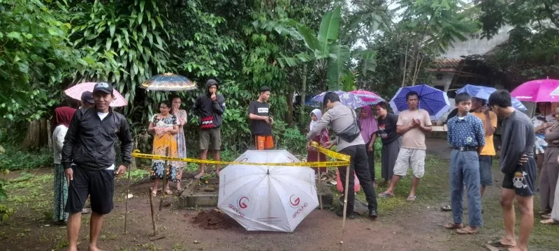 Lokasi penemuan makam bayi jadi tontonan warga. (ist)