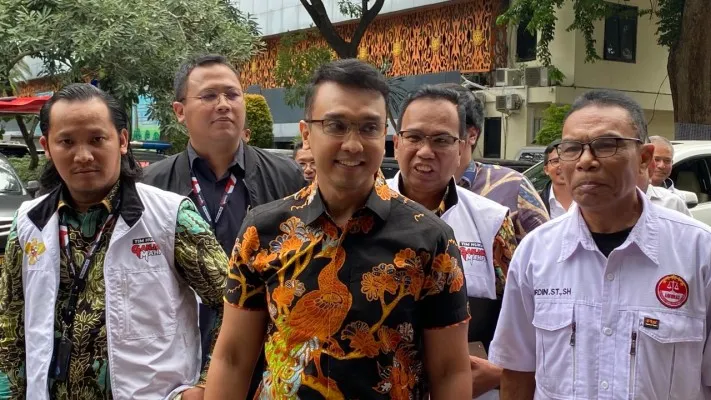 Foto: Juru Bicara Tim Pemenangan Nasional (Jubir TPN) Ganjar-Mahfud, Aiman Witjaksono di Polda Metro Jaya. (Ist.)