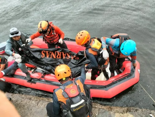 Bakamla RI yang tergabung dalam Tim SAR gabungan berhasil menemukan korban kecelakaan kapal terbalik di Muara Kalibaru. (ist)