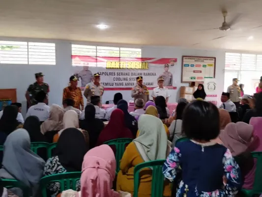 Kapolres Serang AKBP Candra Sasongko saat bersilaturahmi dengan masyarakat di Kantor Camat Carenang. (ist)