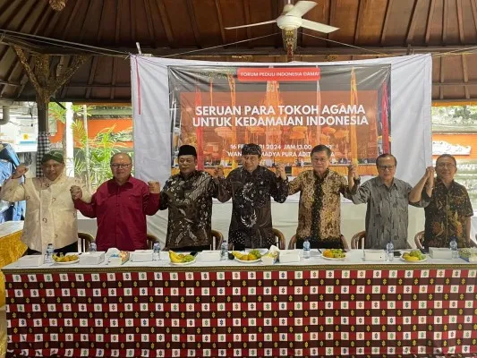 Foto: Para tokoh Forum Peduli Indonesia Damai menggelar jumpa pers.(Ist.)