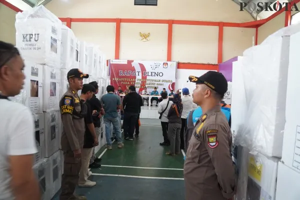 Pengamanan rapat pleno penghitungan suara. (Veronica)