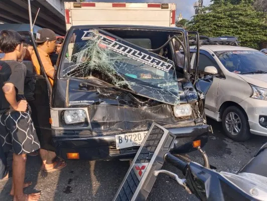 Kecelakaan melibatkan mobil boks dengan truk di Jalan Daan Mogot, Cengkaren, Jakarta Barat. (foto: Ist)