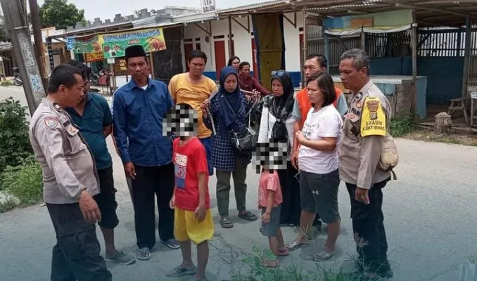 Korban penculikan berkaos merah dan kepolisian setempat saat menceritakan kronologi di kawasan Sukatani Bekasi. (Foto: Ist)