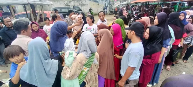 Antrean masyarakat di Kabupaten Serang saat akan membeli beras murah. (ist)