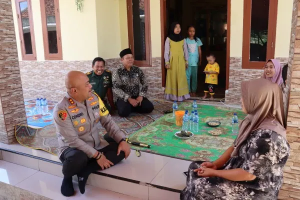 Kapolres Serang AKBP Candra Sasongko saat bertakziah di rumah almarhum Heri Hermawan, Ketua KPPS TPS 09 Desa Bojot. (ist)