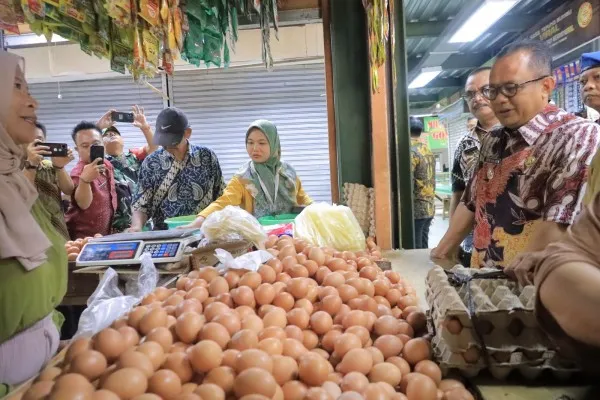 PJ Wali Kota Bekasi saat monitoring ke pedagang di salah satu pasar di Bekasi Utara. (ist)