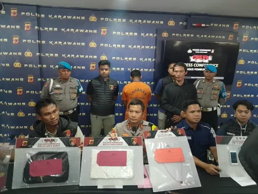 Kapolres Karawang, AKBP AKBP Wirdhanto Hadicaksono didampingi Kasat Reskrim, AKP Abdul Jalil saat menggelar pengungkapan kasus pembunuhan di Cilamaya Kulon, Kamis (22/2/2024).