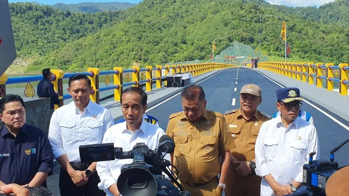 Menteri ATR/BPN, Agus Harimurti Yudhoyono mendampingi Presiden Joko Widodo meresikan Bendungan Lolak di Kabupaten Bolaang Mongondow, Sulawesi Utara, Jumat (23/2/224)