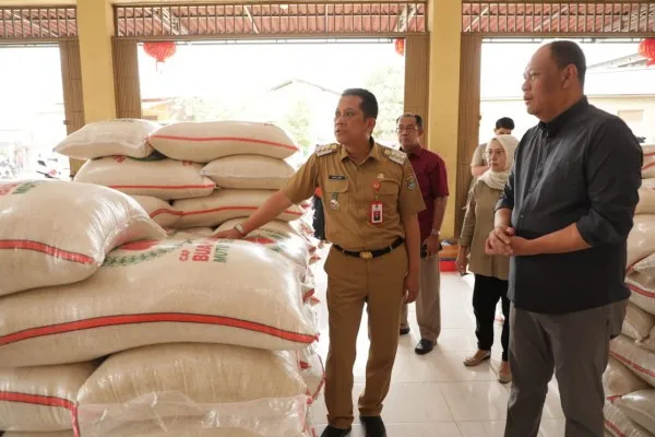 Pj Bupati Tangerang saat meninjau gudang beras. (ist)