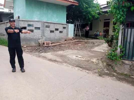 Foto: Anggota Paspampres Kapten Inf Muhammad saat berada di TKP pengagalan aksi begal di Setu,Bekasi, lewat tendangan kungfu. (Poskota/Ihsan Fahmi).