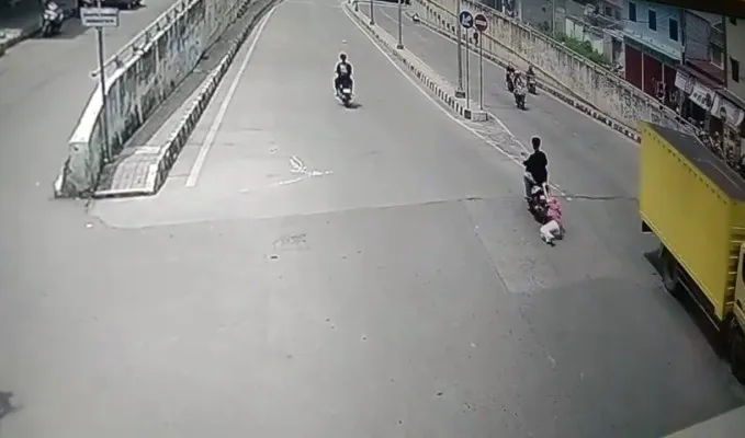 Korban terseret sepeda motor oleh pelaku diduga jambret di Underpass Cibitung Bekasi. (Ist)