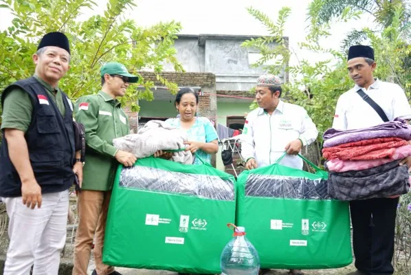 NU Care-Lazisnu bekerja sama dengan Lembaga Penanggulangan Bencana dan Perubahan Iklim Nahdlatul Ulama (LPBINU) PBNU dalam memberikan bantuan untuk korban bencana banjir Demak. (Dokumen PBNU/ist)