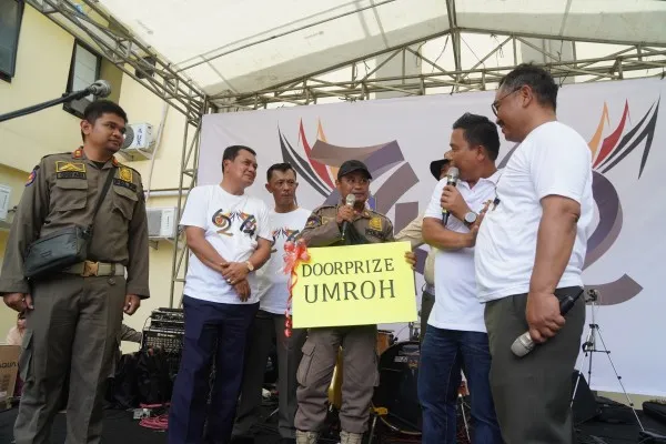 Pemberian hadiah umroh pada anggota Satpol PP Kabupaten Tangerang. (Foto: Poskota.co.id/Veronica)