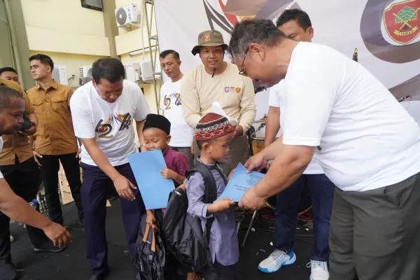 Puluhan Anak Yatim Piatu Dapat Santunan di Perayaan HUT Satpol PP dan Satlinmas. (Foto: Poskota.co.id/Veronica) 