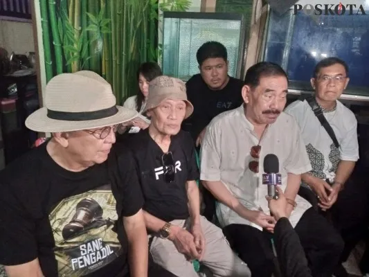 Deretan selebritis di rumah duka Polo Srimulat. (Foto: Poskota/Ihsan)