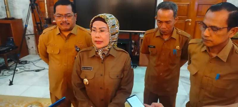 Bupati Serang Ratu Tatu Chasanah saat memberikan keterangan kepada wartawan. (ist)