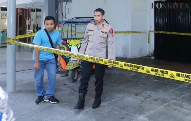 Kapolsek Mampang Kompol David Kanitero pimpin olah TKP di lokasi pengeroyokan korban di depan sebuah kafe di Jalan Kemang Raya, Kamis (7/3/2024). (Foto: Poskota.co.id/Angga)