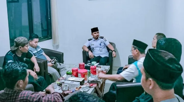 Camat Sindang Jaya saat bertemu dengan RT dan RW yang dipecat Kades Wanakerta. (Foto/ist)