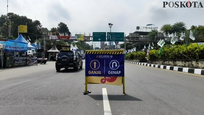 Penerapan ganjil genap di jalur wisata Puncak Bogor. (Poskota/Panca Aji)