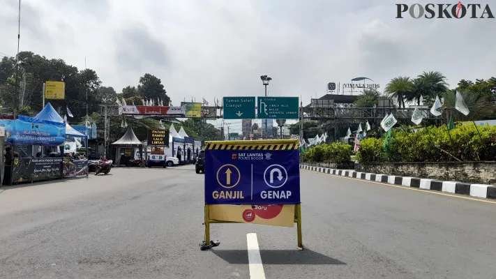 Rekayasa lalu lintas ganjil genap di jalur wisata Puncak Bogor. (Poskota/Panca Aji)