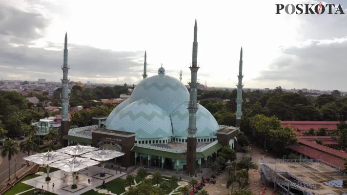 Masjid Al Azhom, Kota Tangerang. (Foto: Poskota/Veronica)