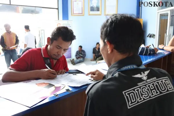 Masyarakat melakukan pendaftaran mudik gratis yang diadakan Pemerintah Kabupaten Tangerang di Kantor Dinas Perhubungan. (Foto: Poskota/Veronica)