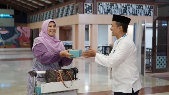 Pembagian takjil di Bandara Soekarno-Hatta. (Foto/ist)