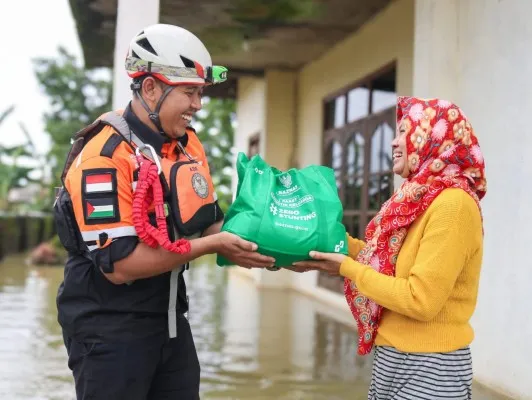 Foto: Baznas RI memberikan Paket Ramadhan Bahagia dan bantuan makanan siap saji kepada pengungsi banjir di Kudus, Jawa Tengah. (Dok. Baznas RI)