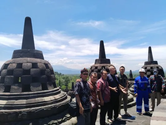 Foto: Tim Ahli dan Pakar BRIN Studi Lapangan dampak pemasangan Chattra Candi Borobudur, Magelang, Jawa Tengah. (Dok. Ditjen Bimas Buddha Kemenag)